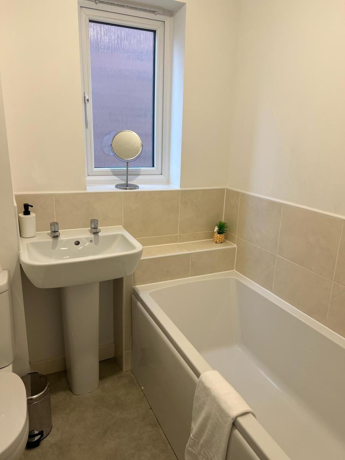 Village House St Mellons - Close To A48 And M4 Cardiff Eksteriør billede
